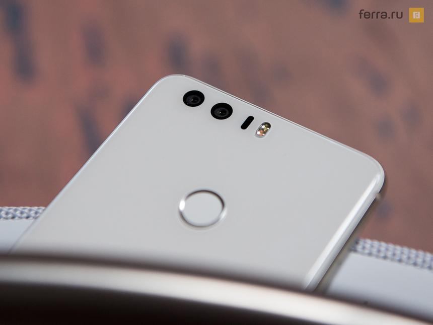 Двойная камера на задней панели Honor 8