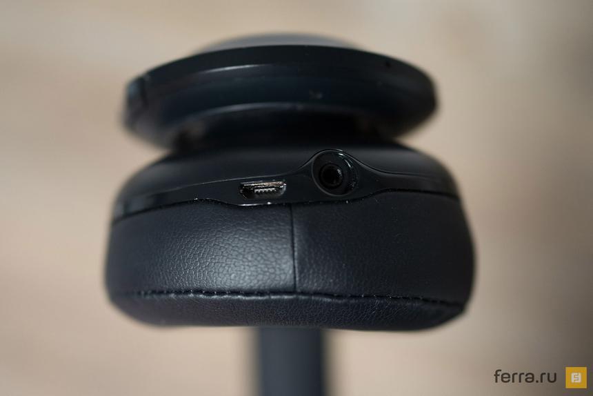 Разъемы для подключения зарядного- и AUX-кабеля