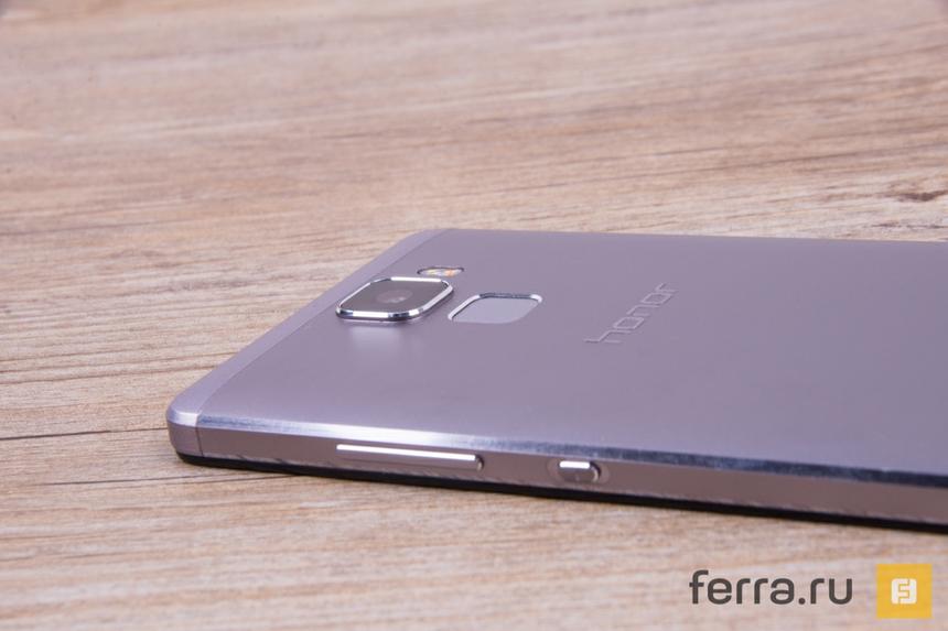 Тыловая камера Huawei Honor 7 выступает над корпусом больше, чем у любого флагмана 2015 года