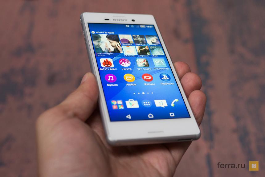 Sony Xperia M4 Aqua в руке