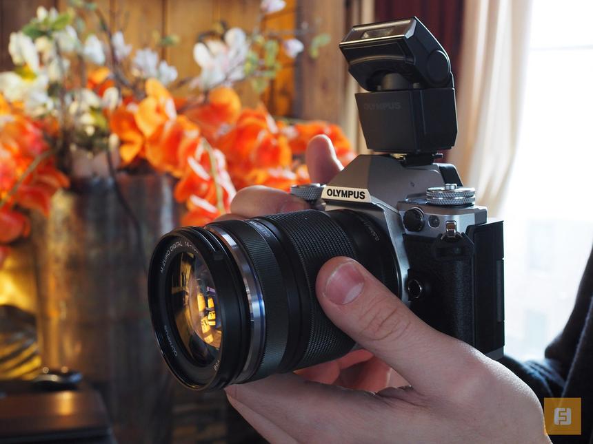 Olympus OM-D E-M5 Mark II в рабочем положении