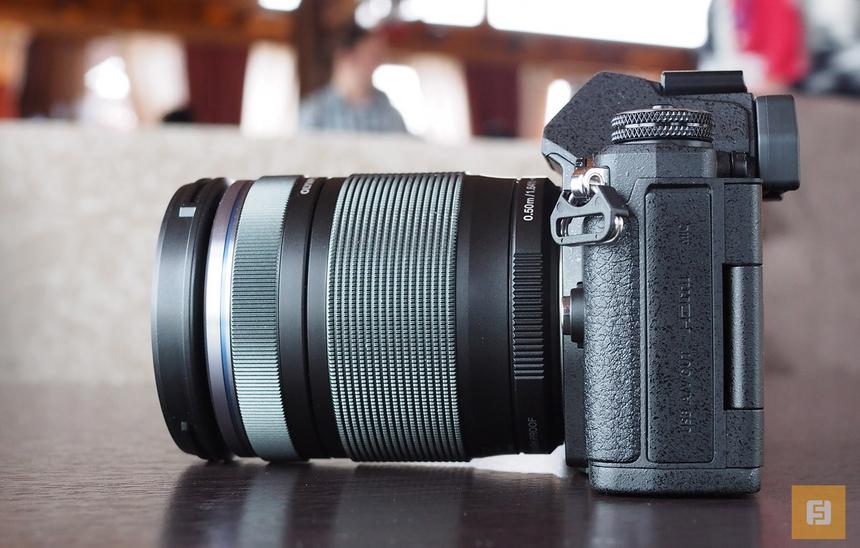 Левая боковая грань корпуса Olympus OM-D E-M5 Mark II