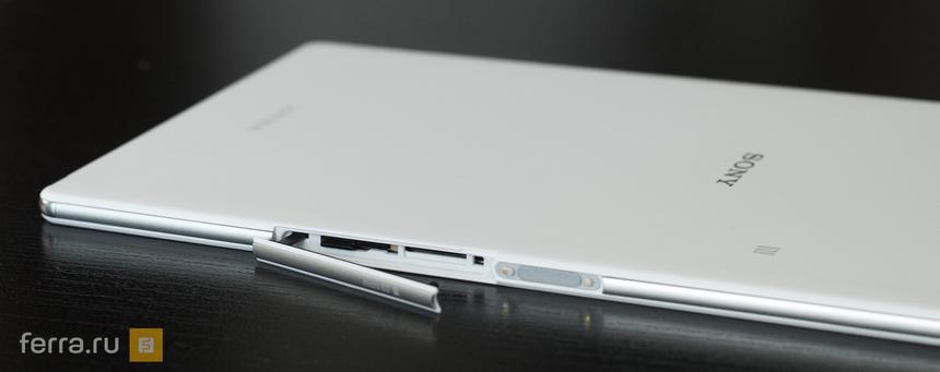 Разъем для SIM-карты и microUSB-накопителя под заглушкой на корпусе Sony Xperia Z3 Tablet Compact