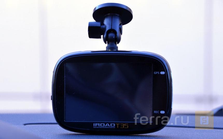 Видеорегистратор iROAD T35 на стекле автомобиля