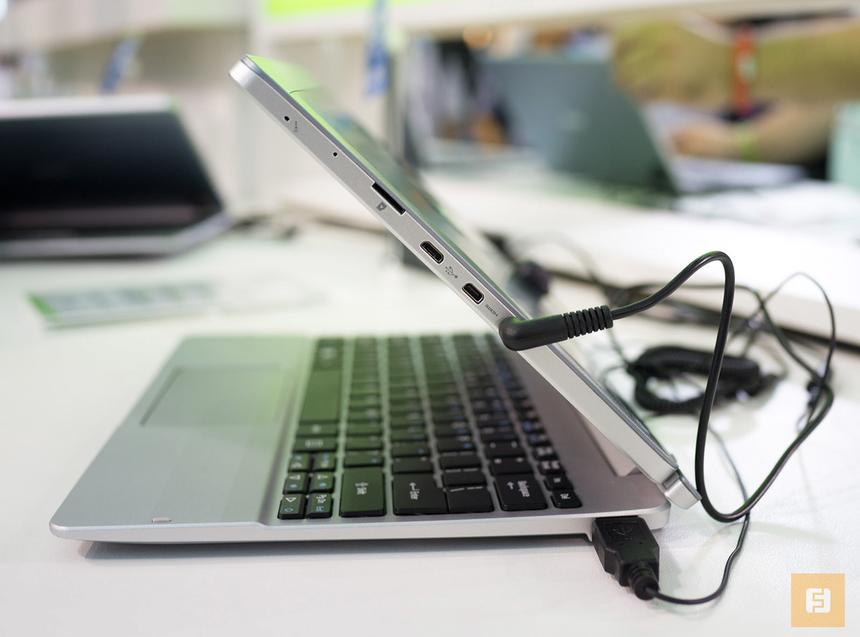 Acer Aspire Switch 10, вид справа