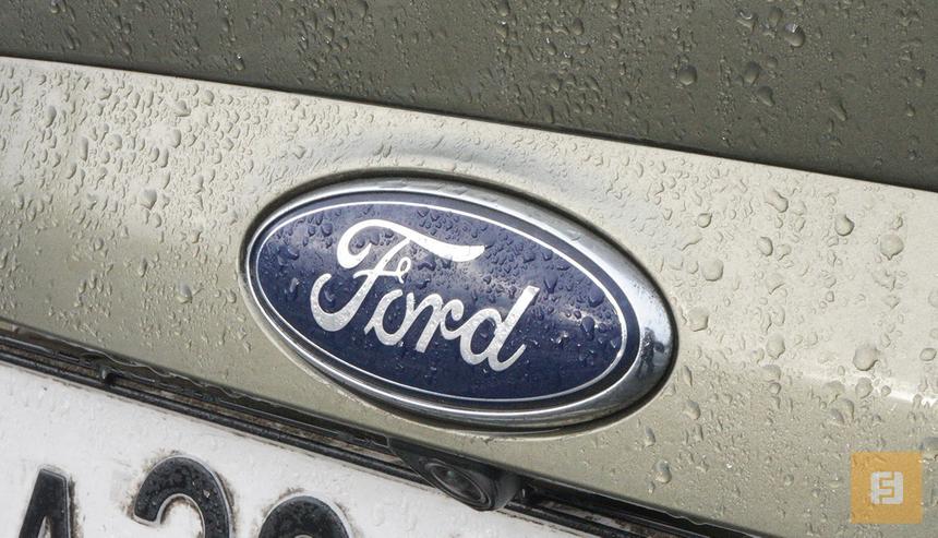 Логотип на двери багажника Ford Kuga