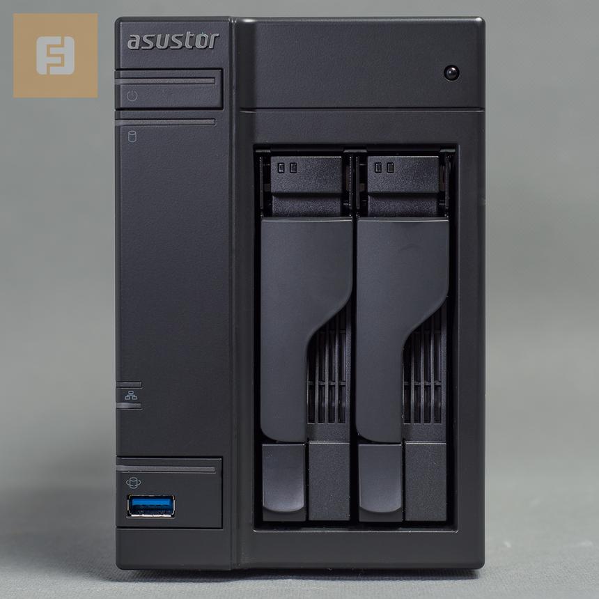 Строгая, но информативная передняя панель ASUSTOR AS-302T