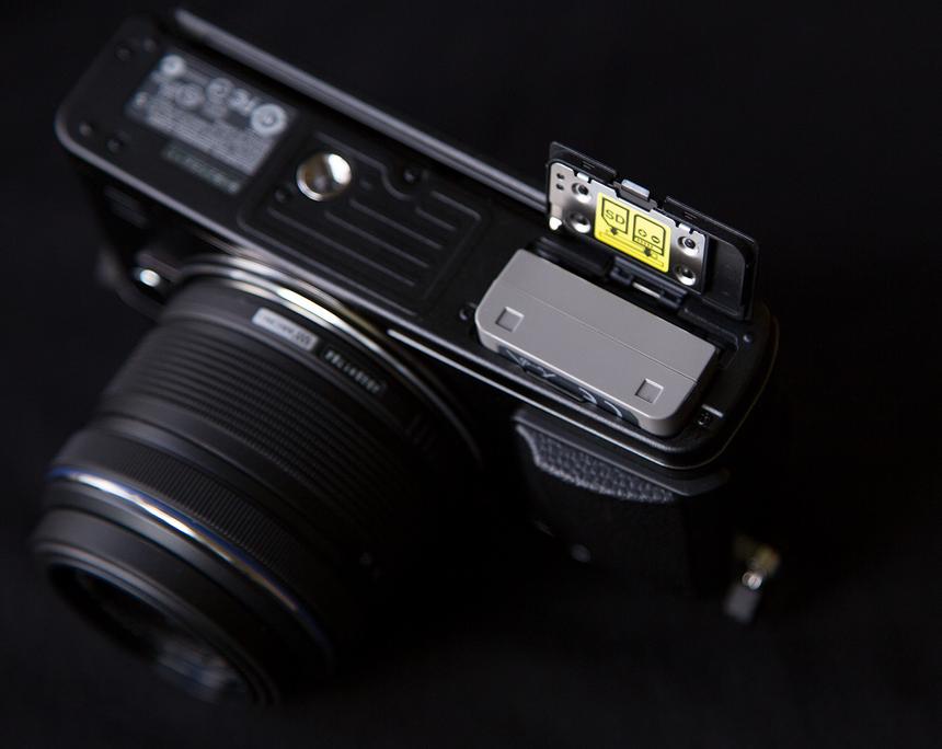 Отсек для батареи и карты памяти на нижней панели Olympus PEN E-P5