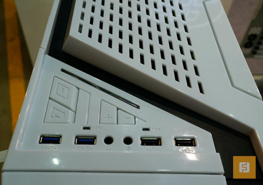 Прототип топового корпуса Deepcool, порты и кнопки