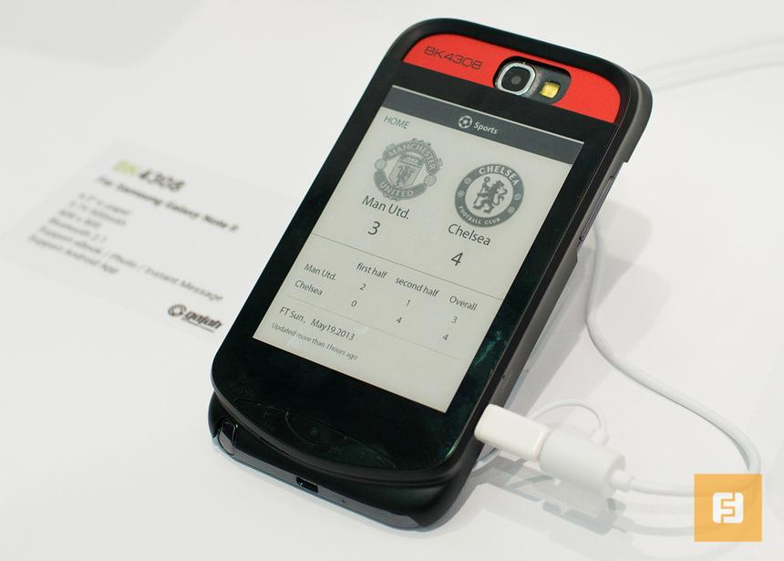 Чехол InkCase показывает спортивные сводки