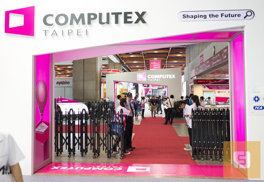 А вот так выглядел выход с выставки в последний день