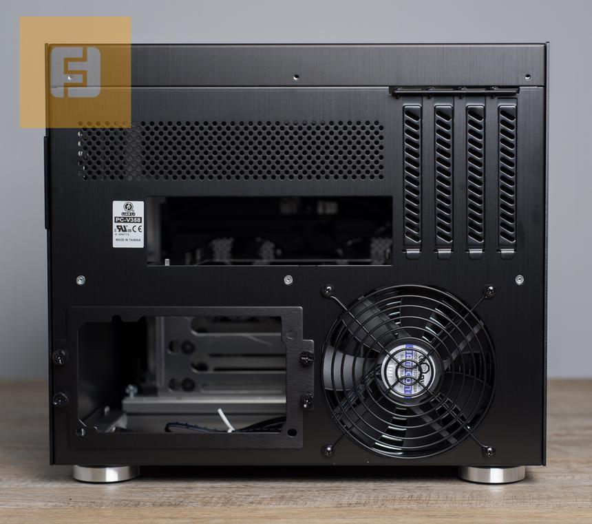 Вид сзади на Lian Li PC-V358