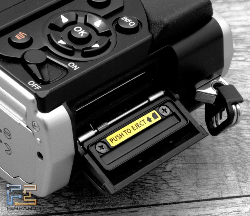 Olympus OM-D E-M5: отсек для SD-карты