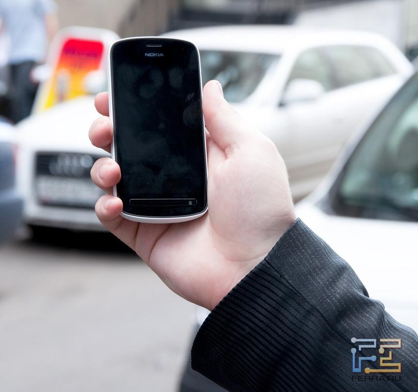 Покрытие экрана Nokia 808 слабо залапывается и почти не бликует. Впрочем, на фото отпечатки все-таки заметны