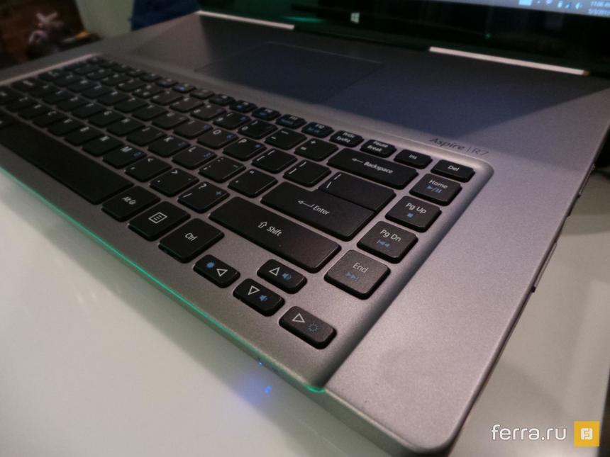 Сама клавиатура у Acer Aspire R7 достаточно удобная