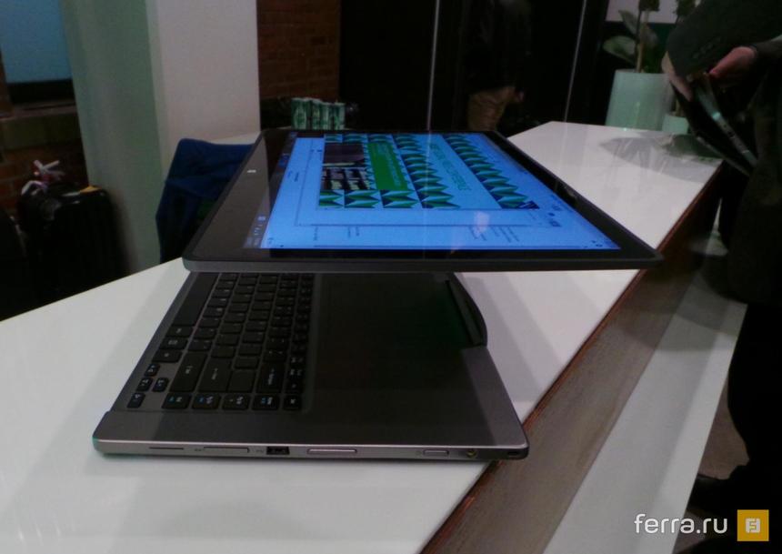 Параллельное расположение экрана и клавиатуры в Acer Aspire R7