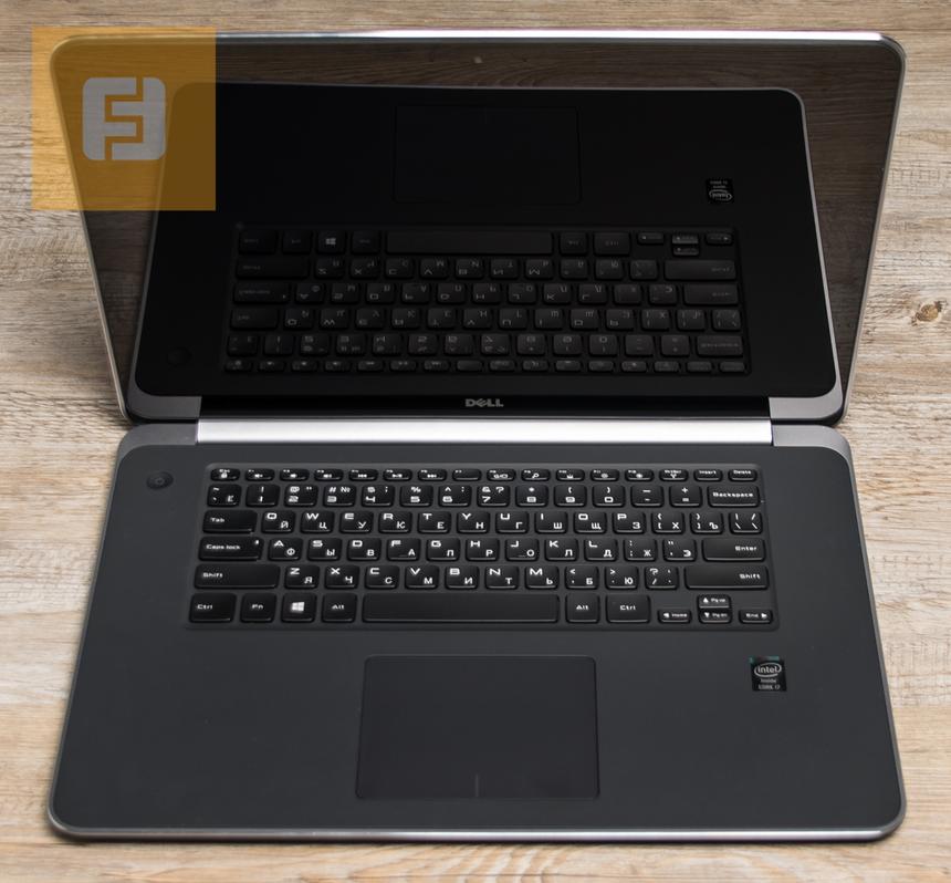 Внутренняя поверхность Dell XPS 15 выглядит строго и премиально, но блики дисплея портят впечатление