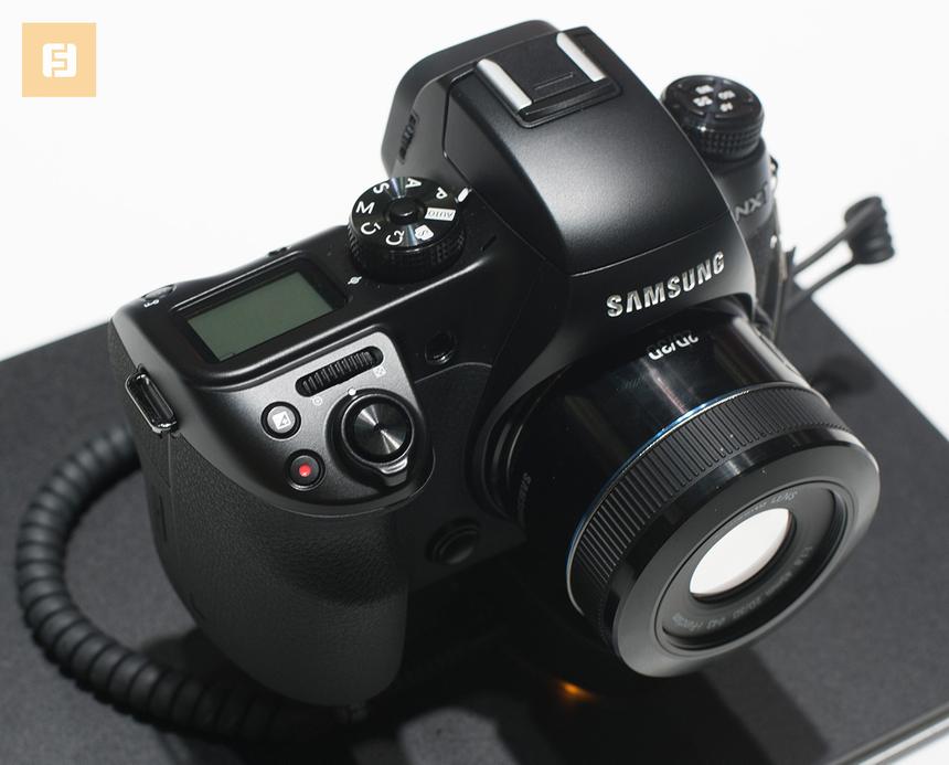 Элементы управления на верхней панели Samsung NX1