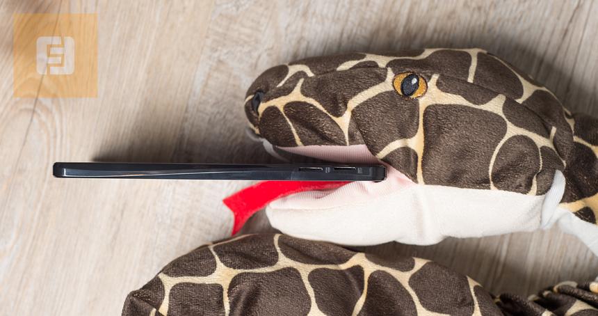 Правая грань IconBIT Pocket 3G NT-3601P