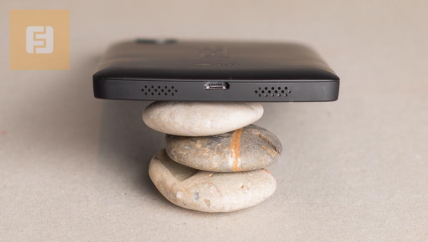 Нижний торец смартфона Google Nexus 5