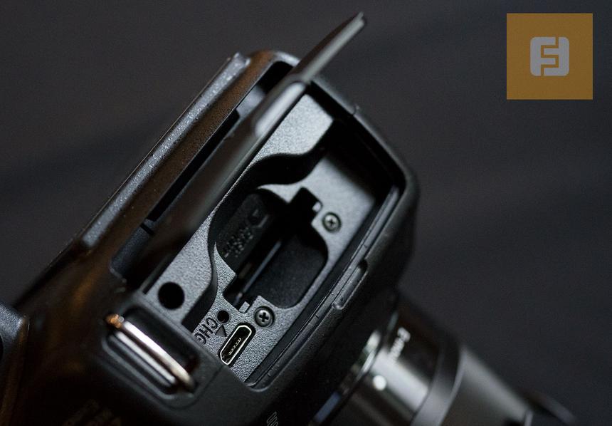 Слот для карты памяти и USB-кабеля на корпусе Sony Alpha A3000