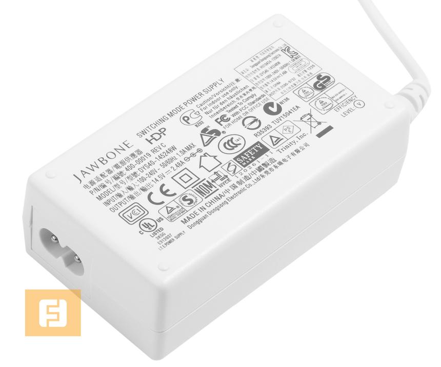 Для зарядки используется усиленный сетевой адаптер