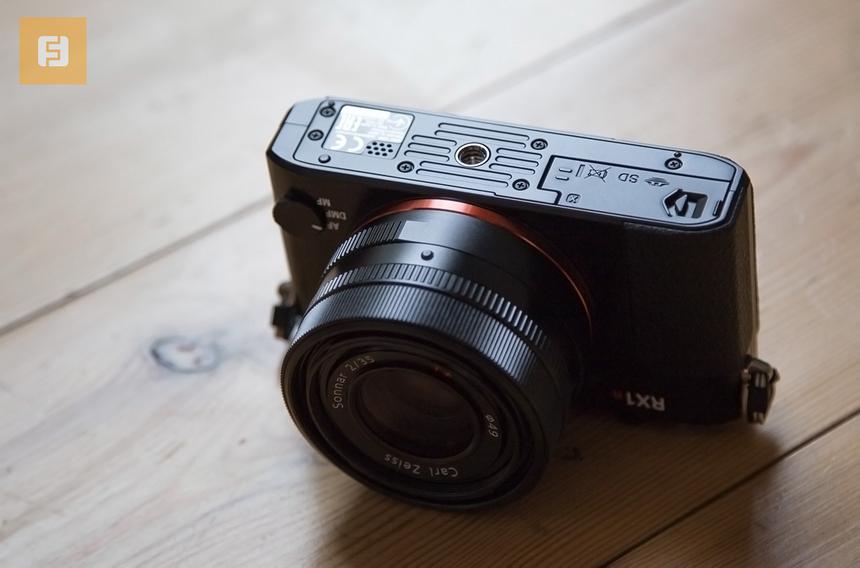 Нижняя панель камеры Sony Cyber-shot DSC-RX1R