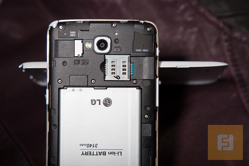 Под съемной крышкой слоты для SIM-карт и аккумулятор