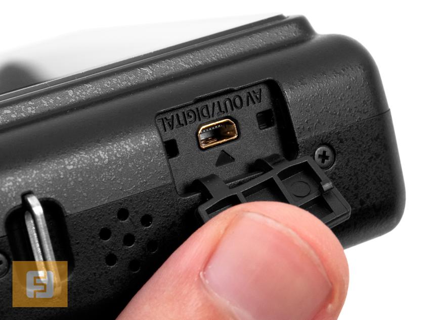 Под заглушкой скрывается один лишь USB/AV порт