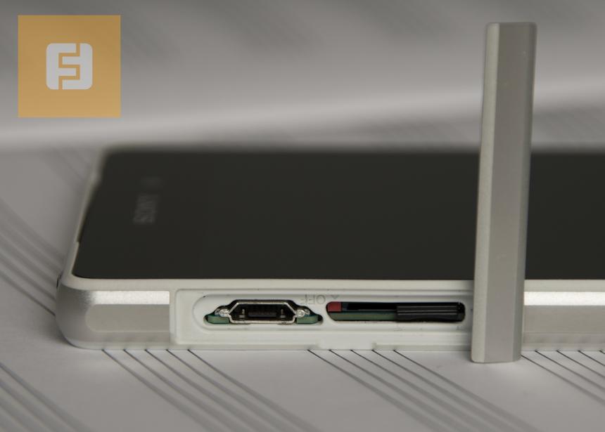 Порт MHL и слот для SIM-карты на левом торце корпуса Sony Xperia Z2