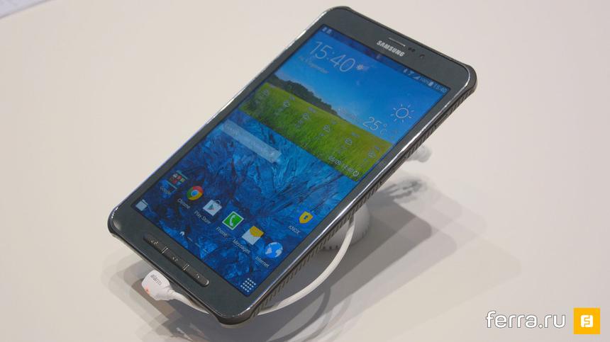 Планшет Samsung Galaxy Tab Active под струями воды