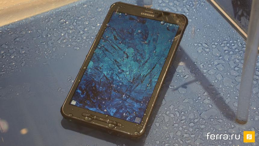 Планшет Samsung Galaxy Tab Active в каплях воды