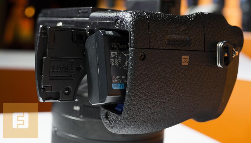 Отсек для батареи и карты памяти на нижней панели Sony RX10