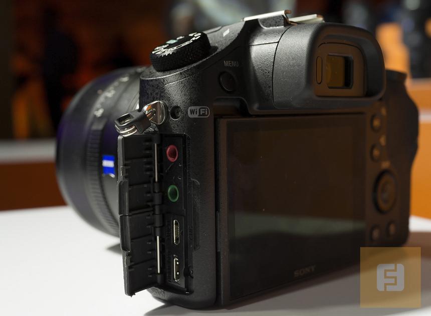 Разъемы под заглушкой на левой боковине Sony RX10