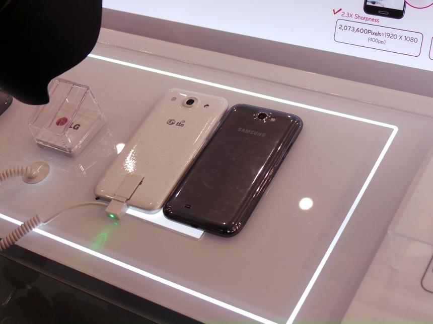 LG Optimus G Pro рядом с Samsung Galaxy Note, вид сзади