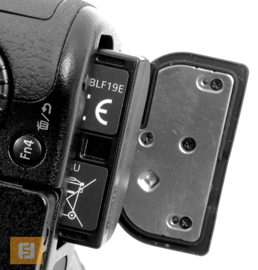 Батарейный отсек на нижней панели корпуса Panasonic Lumix GH3