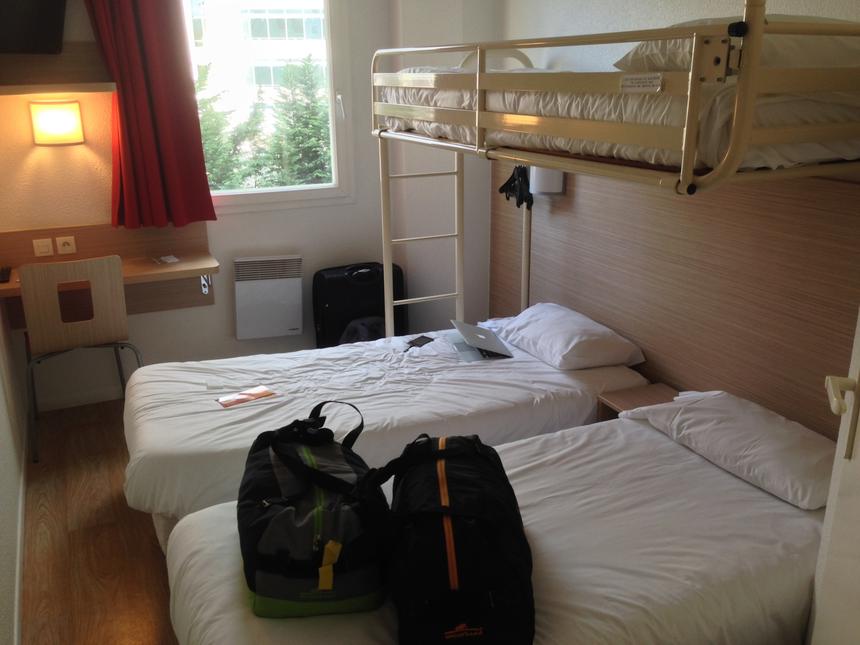 Микрономер в парижском отеле. А если убрать кровати, то еще больше народу влезет!