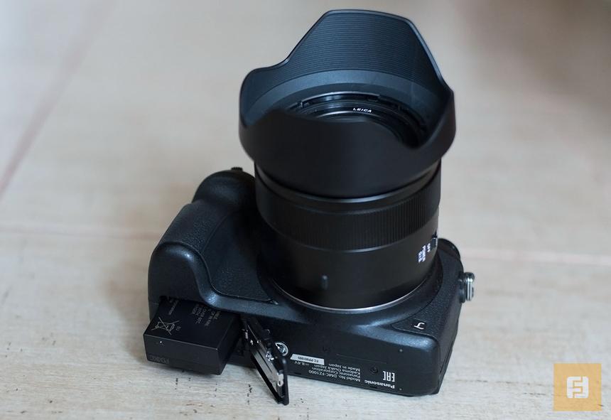 Батарейный отсек на нижней панели корпуса Panasonic Lumix FZ1000