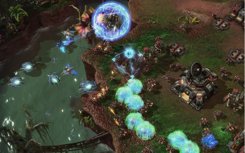 Протоссы блокируют доступ к добыче минералов — одного из двух ресурсов StarCraft II