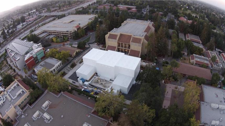 Белое строение, вид сверху