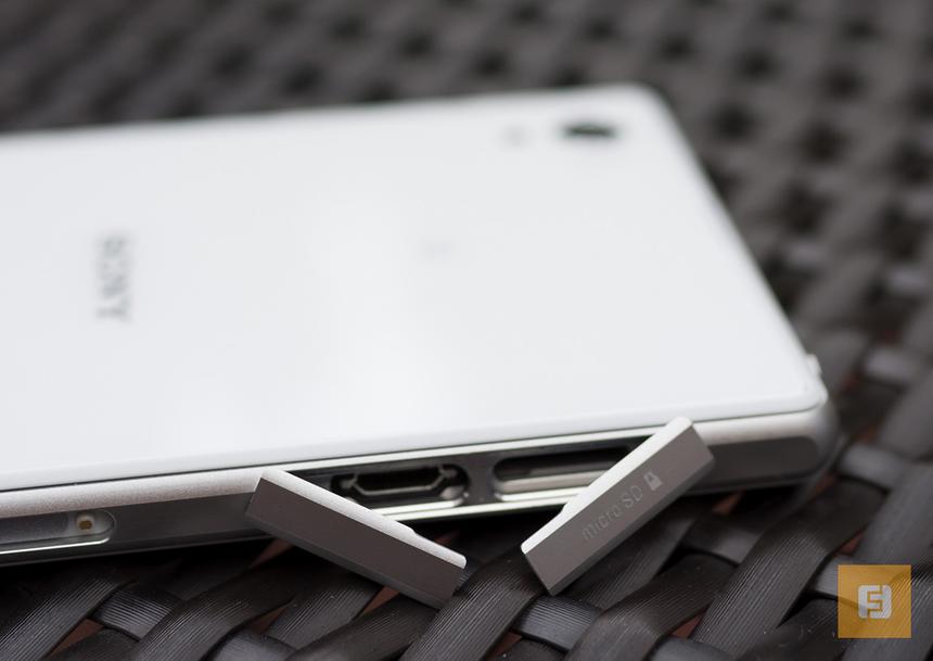 Заглушки слота microSD и коннектора MHL на корпусе Sony Xperia Z1