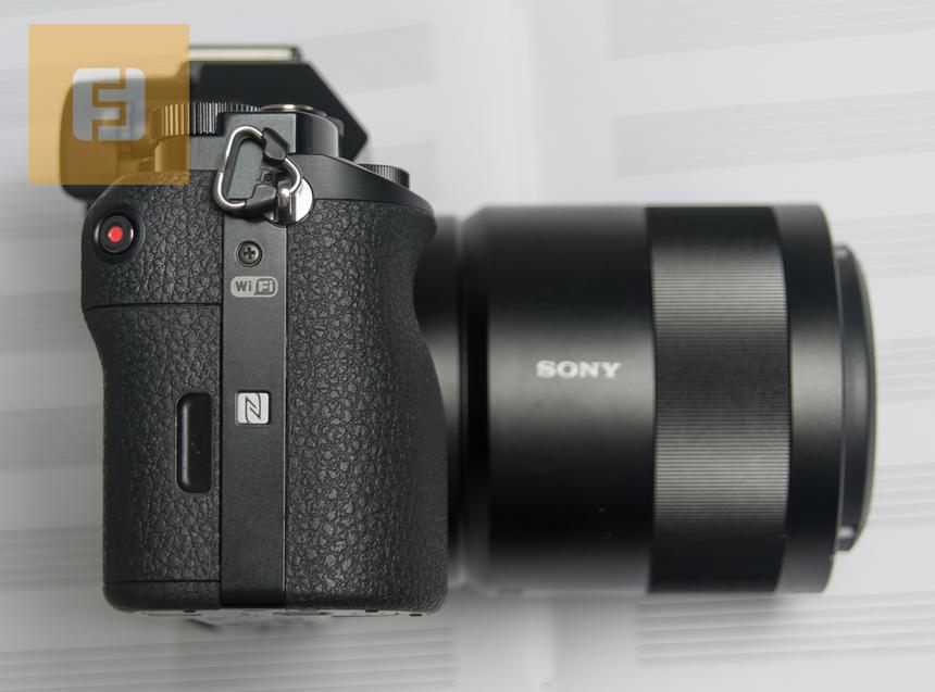 Правая боковая грань корпуса Sony Alpha A7R