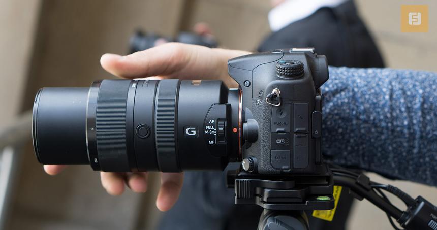 Боковая панель корпуса Sony Alpha A77 II и телеобъектив