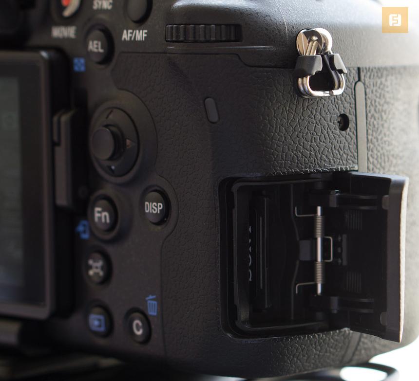 Слот для карты памяти на корпусе Sony Alpha A77 II