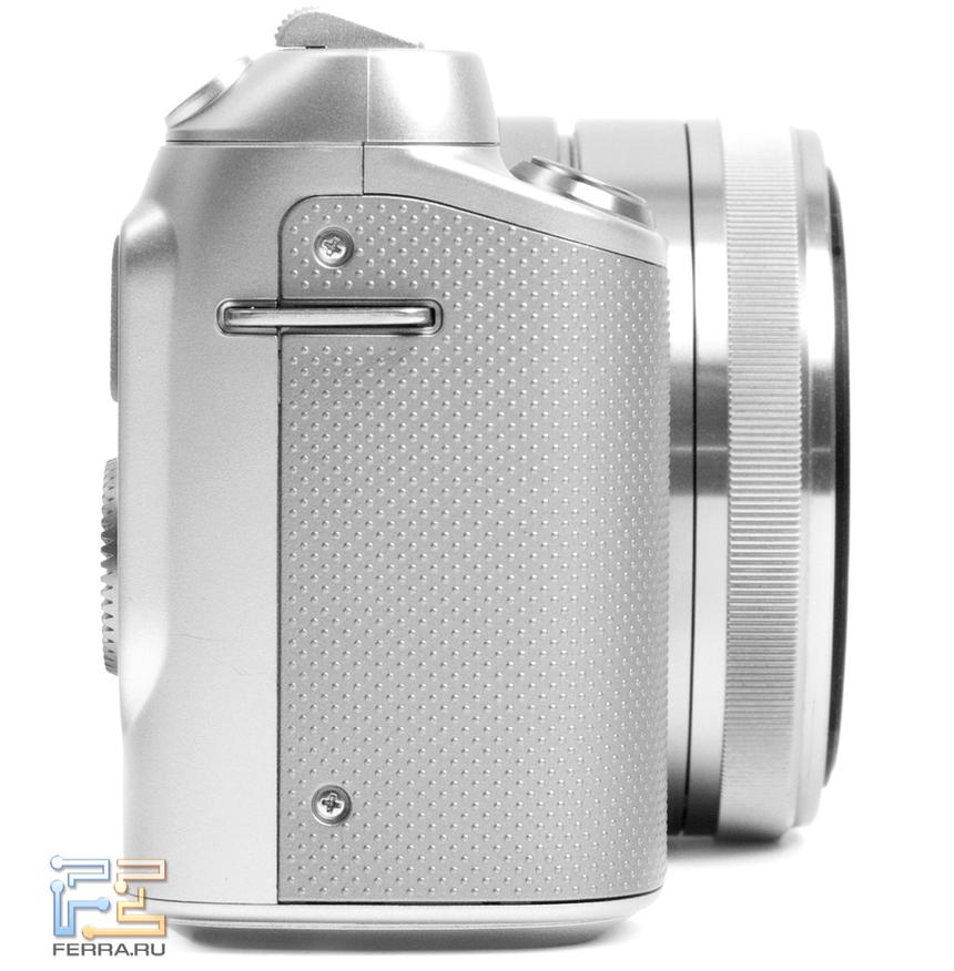 Левая сторона Sony NEX-F3 совмещена с рукояткой и батарейным отсеком