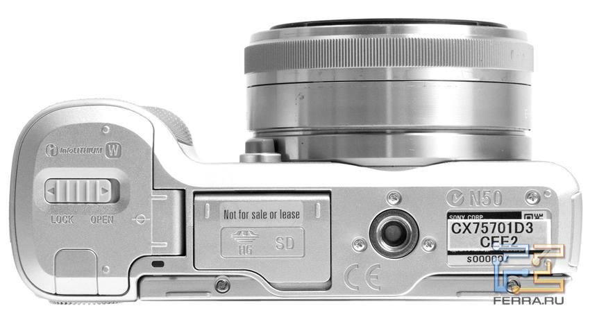 Нижняя грань Sony NEX-F3 содержит два отсека
