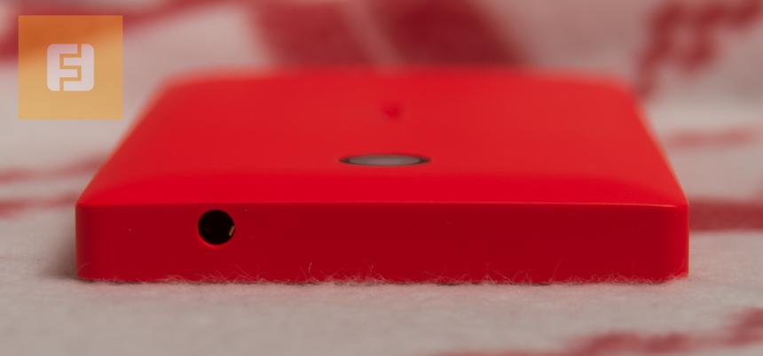 Сверху к Nokia X подключаются наушники