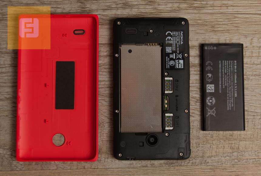 Чтобы добраться до слотов под Micro-SIM и карты памяти, нужно снять крышку и извлечь батарею