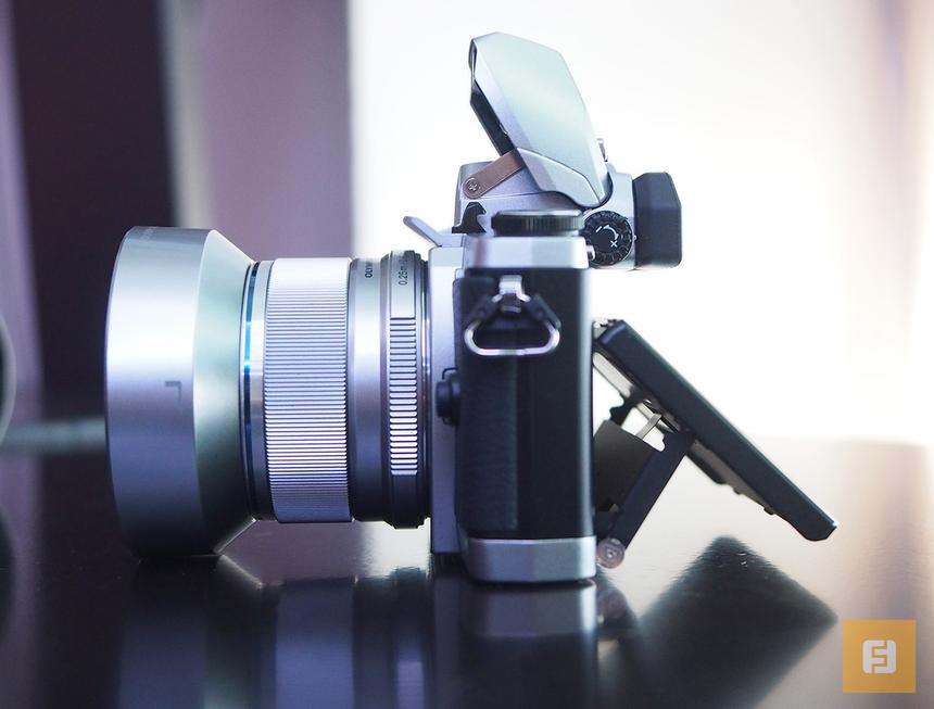 Olympus OM-D E-M10 с наклонным дисплеем и взведенной вспышкой