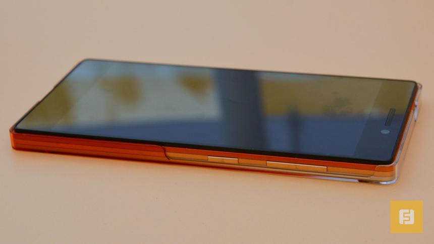 Правый бок смартфона Lenovo Vibe X2